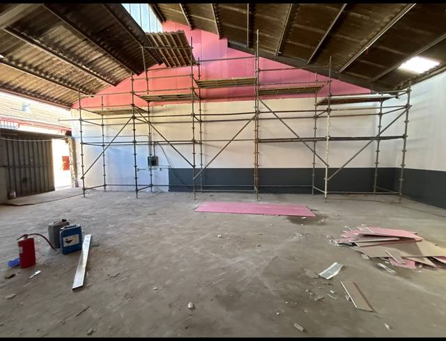 140M² WAREHOUSE TO LET IN EPPING INDUSTRIAL
